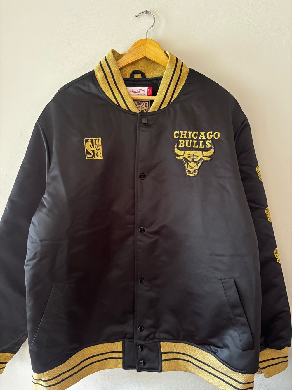 NWT Chicago Bulls Mitchell & Ness Black and Gold Varsity Jacket 2XL XXL